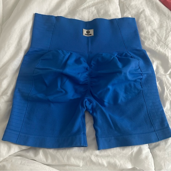 MOOSLOVER Solid Color High Waist Seamless Shorts - Picture 3 of 4